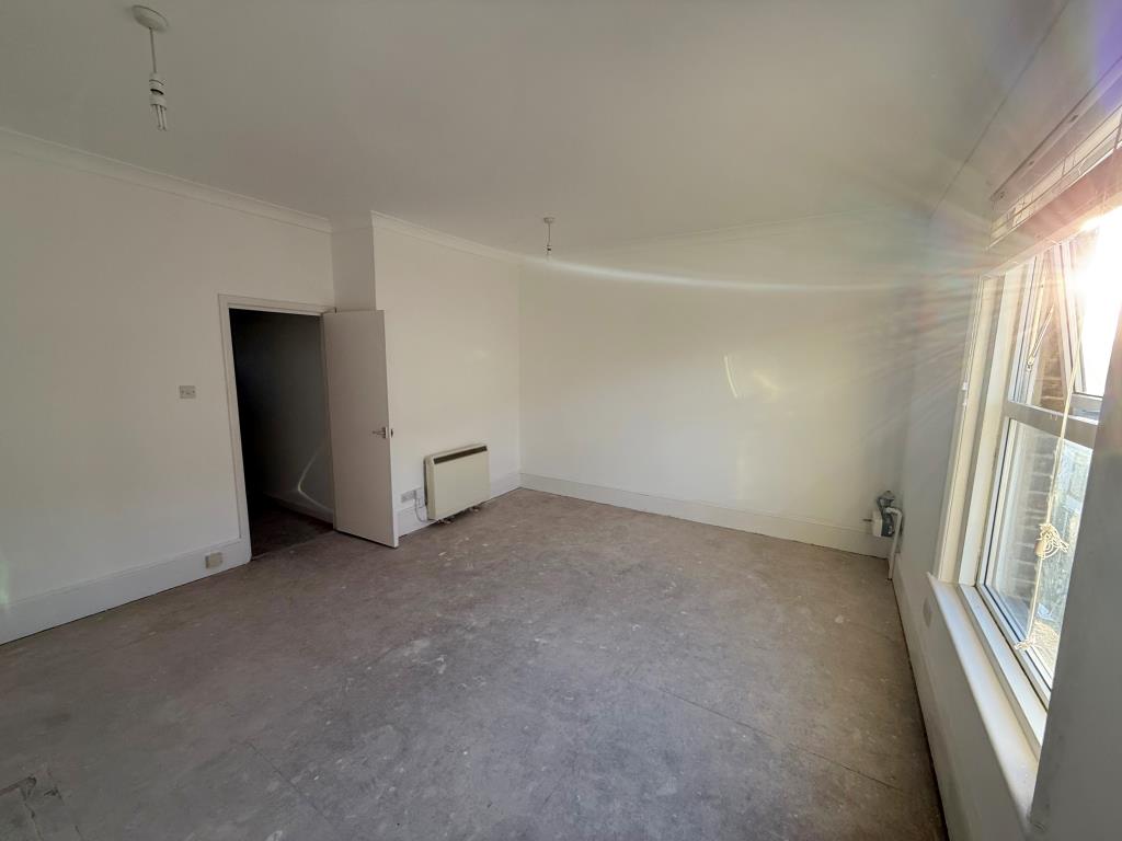 Lot: 124 - TOP FLOOR FLAT FOR IMPROVEMENT - Internal view of flat